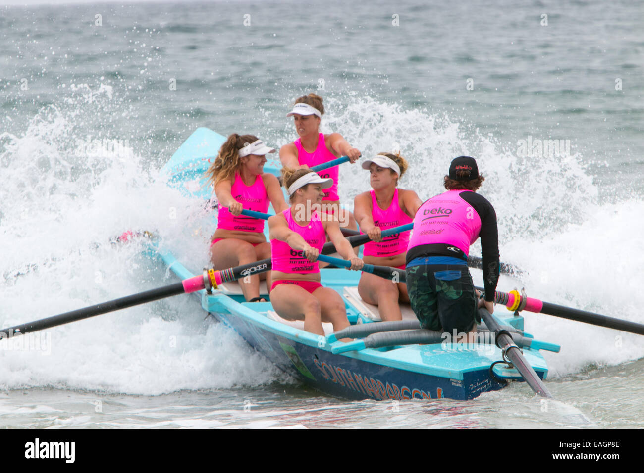 Sydney, Australien. 15. November 2014. Surfboat Racing Carnival Australien. Die Ocean Thunder Serie wurde speziell für das Fernsehen entwickelt und umfasst 24 Elite-Mannschaften für Männer und 12 Elite-Frauen-Mannschaften aus örtlichen surfclubs in sydney. Der Wettbewerb findet im Dee Why Beach Sydney australia statt. Kredit: martin Berry/Alamy Live News Stockfoto