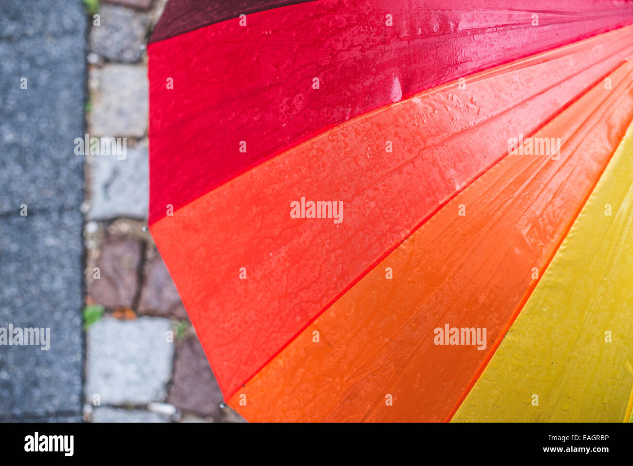 Bunten Regenschirm in regnerischen Tag Stockfoto