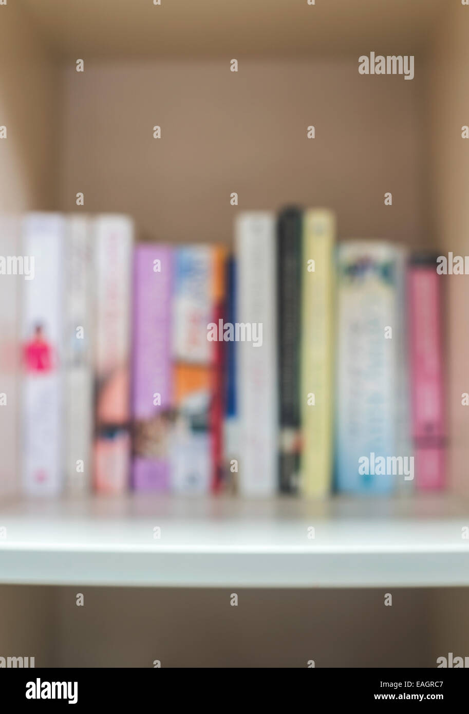 Bücher in einem Regal in einer Buchhandlung Stockfoto