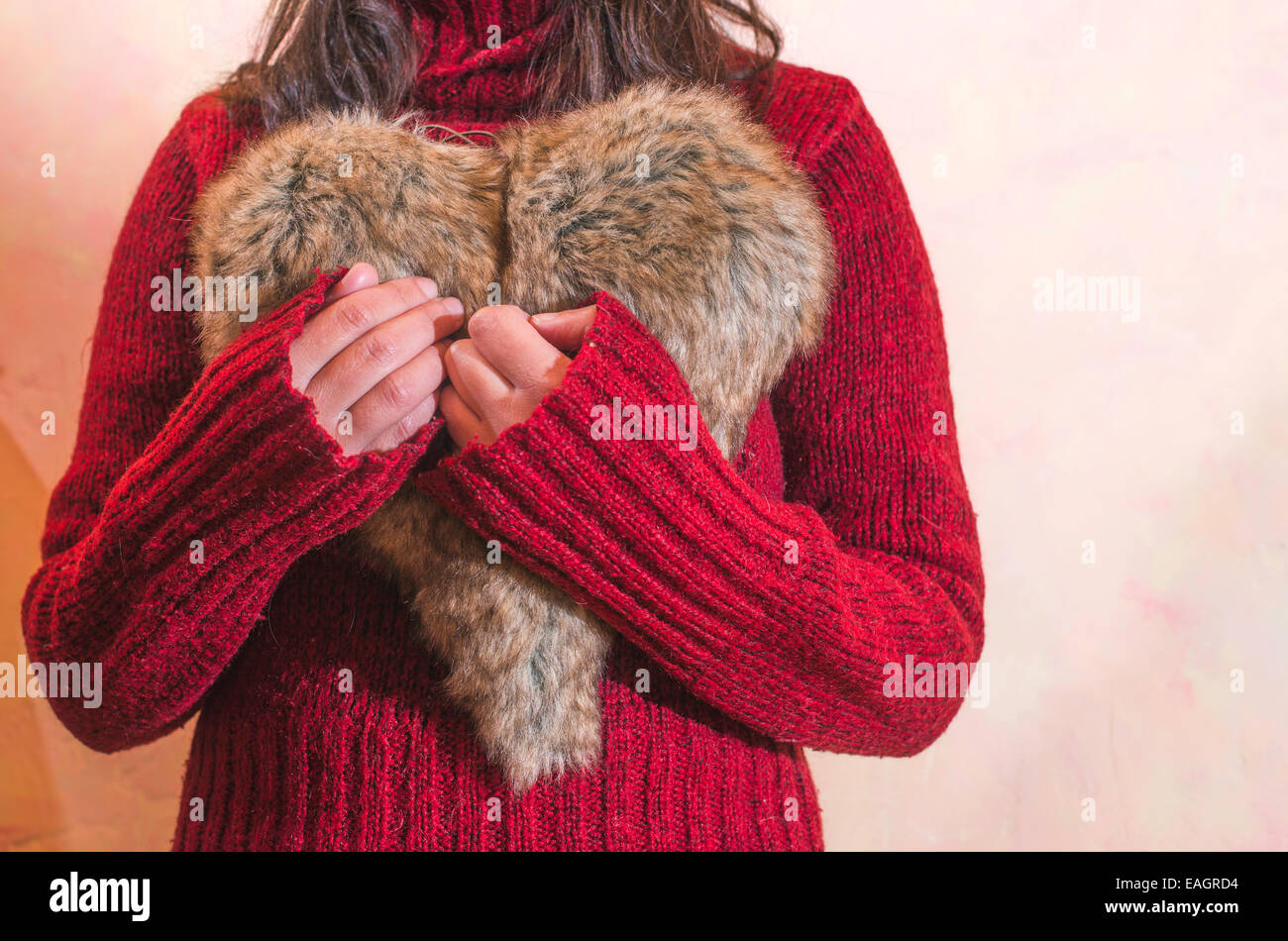 Frauen halten Leder Herzform Stockfoto
