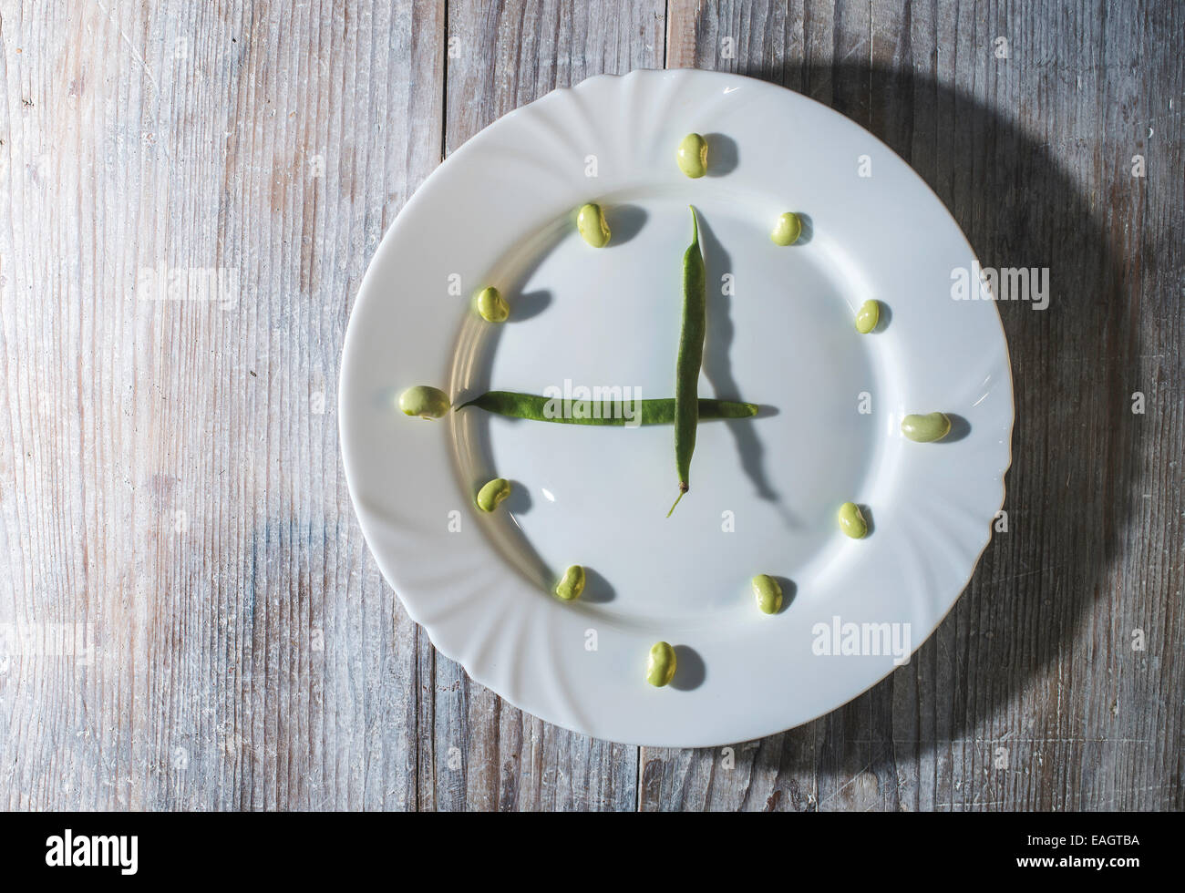 Bohne Schoten und grüne Bohnen in weißer Teller. Uhr-Konzeption Stockfoto