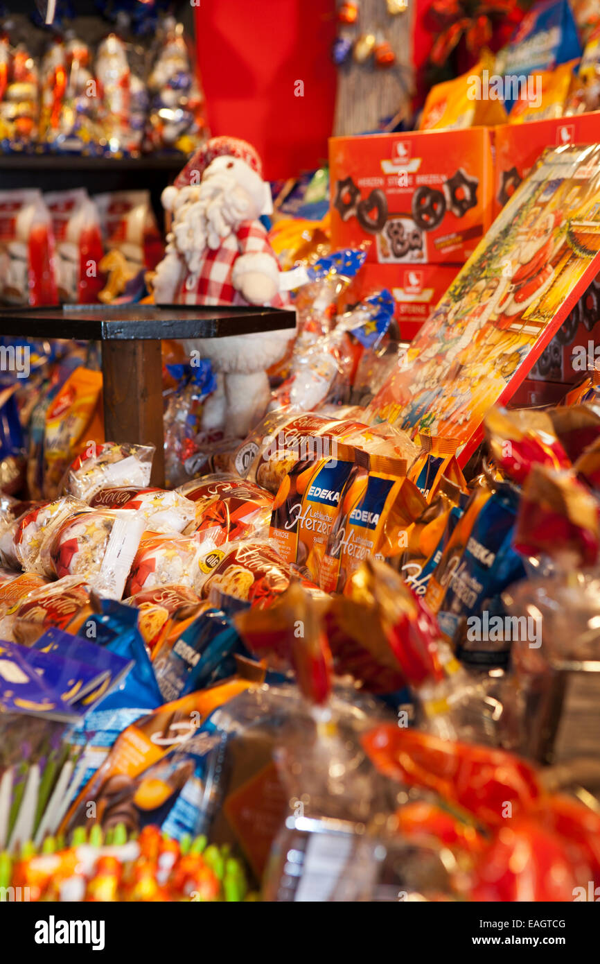 Deutsche Süßigkeiten oder süße Süßwaren Stall bei Manchester Weihnachten Markt, Albert Square