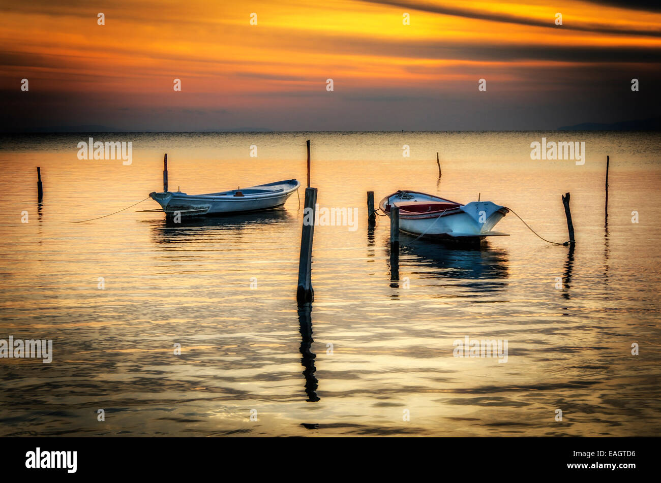 Friedlichen Sonnenuntergang mit einsamen Boote in Griechenland Stockfoto