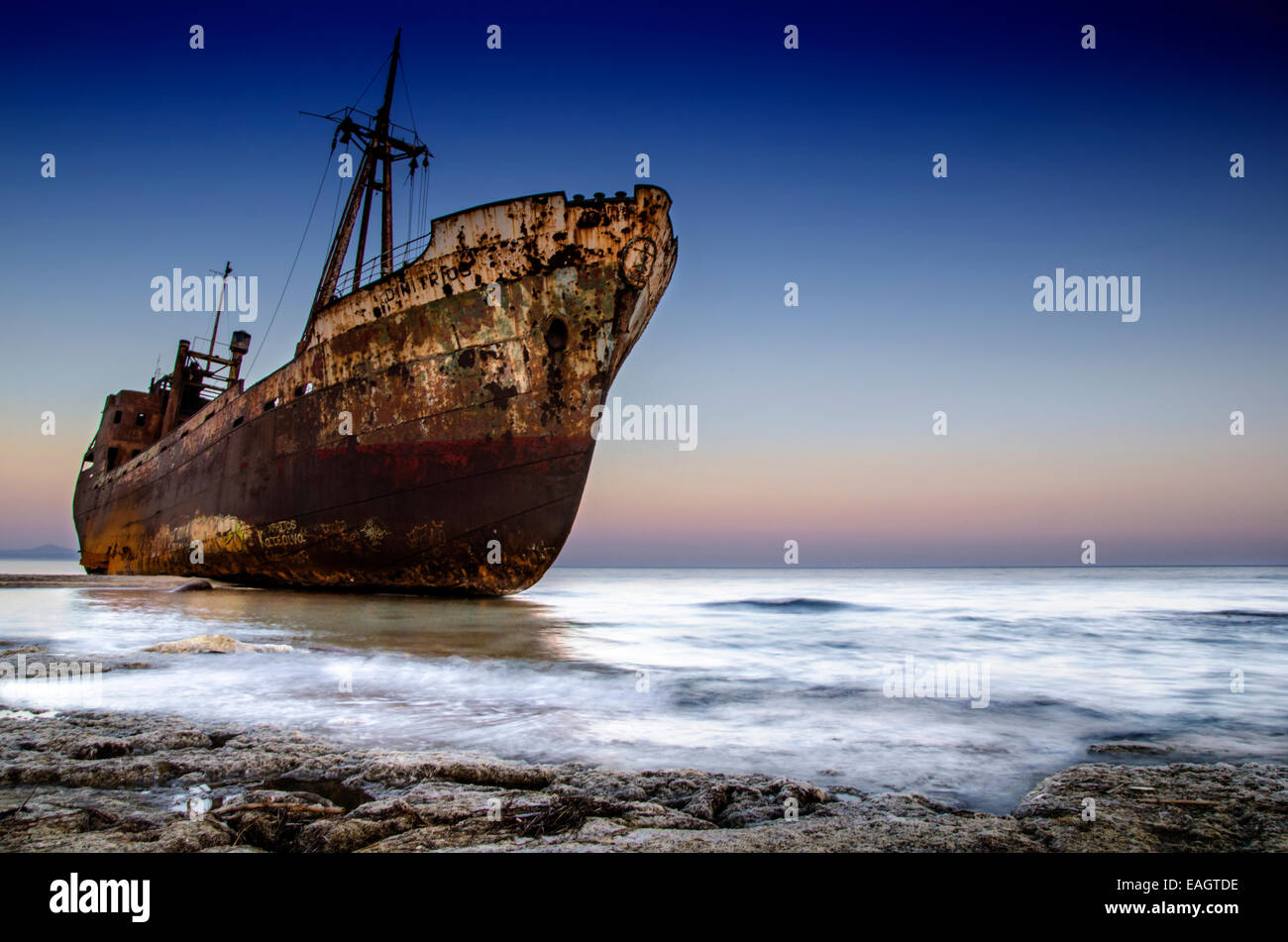 Verlassene und rostigen Schiffswrack in Griechenland Stockfoto
