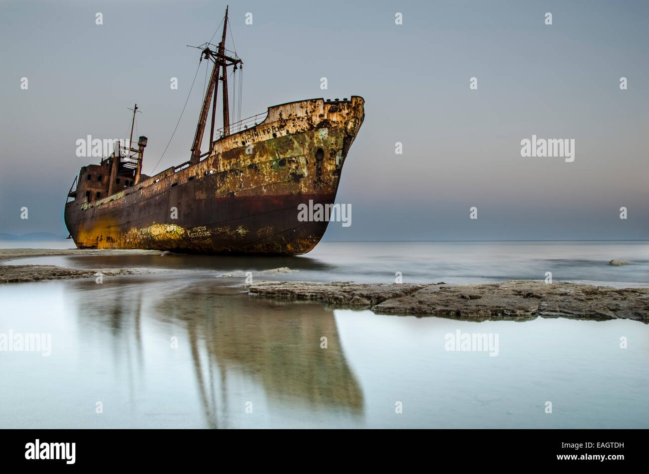 Rostigen Schiffswrack am Strand von Griechenland Stockfoto