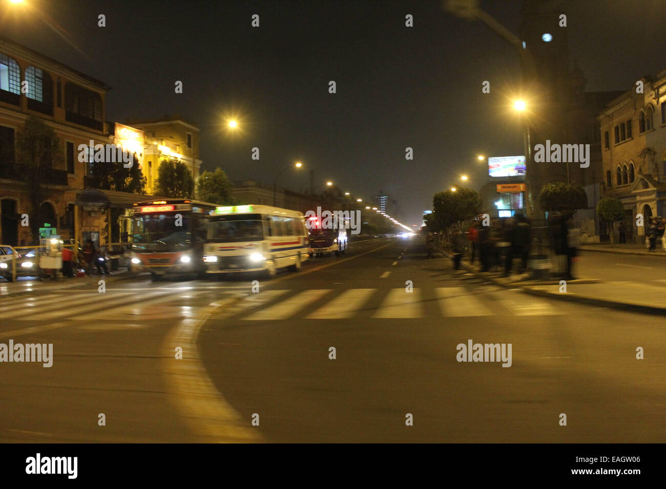 Lima, Peru. 14. November 2014. Fahrzeuge bewegen auf einer Straße nach einem Erdbeben in Lima, Hauptstadt von Peru, am 14. November 2014. Ein Erdbeben der Stärke 5,6 auf der Richterskala erschüttert Mala, Peru, um 19:18 Ortszeit (0018GMT), sagte der US Geological Survey. © Luis Camacho/Xinhua/Alamy Live-Nachrichten Stockfoto