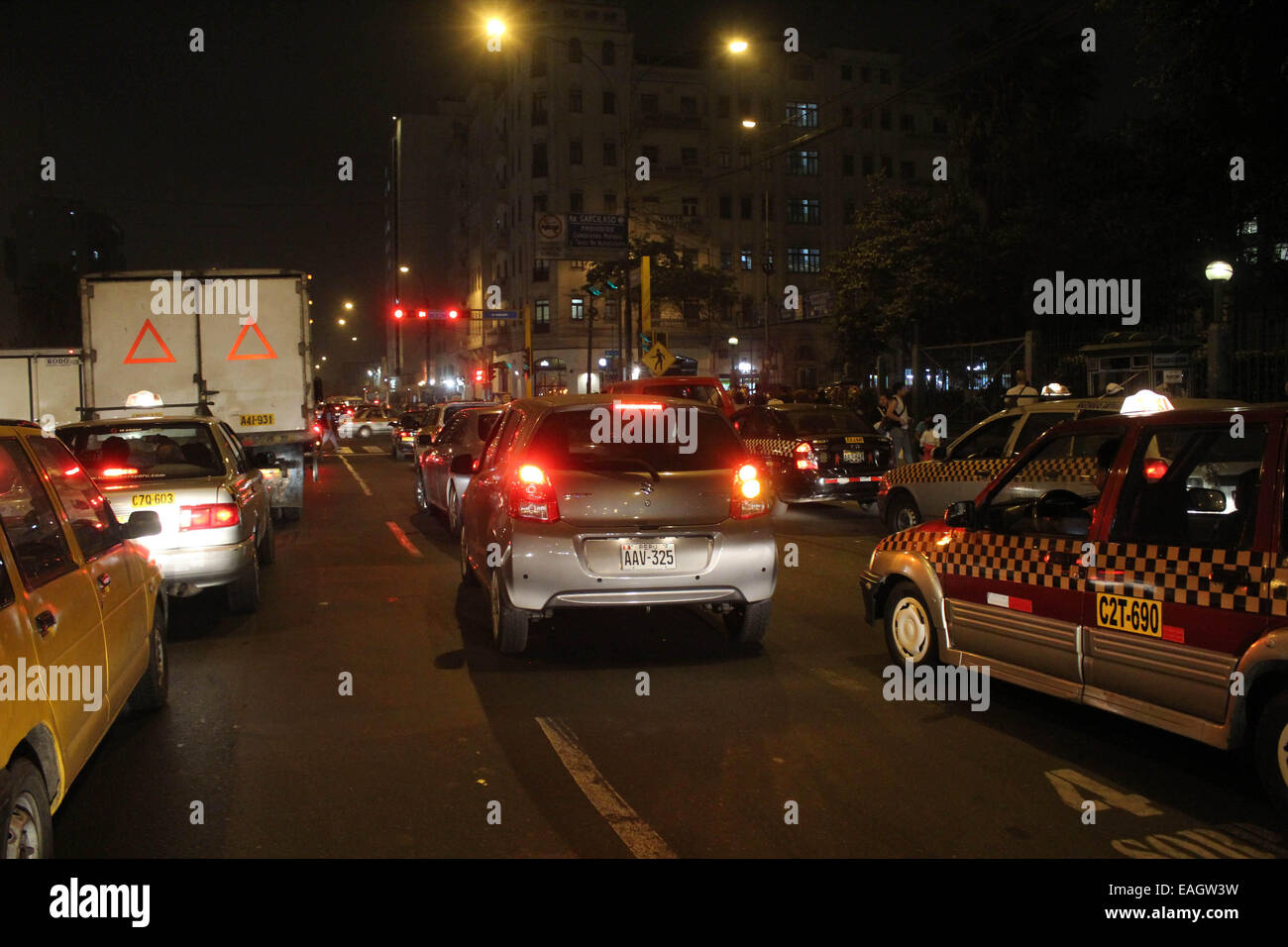 Lima, Peru. 14. November 2014. Fahrzeuge bewegen auf einer Straße nach einem Erdbeben in Lima, Hauptstadt von Peru, am 14. November 2014. Ein Erdbeben der Stärke 5,6 auf der Richterskala erschüttert Mala, Peru, um 19:18 Ortszeit (0018GMT), sagte der US Geological Survey. © Luis Camacho/Xinhua/Alamy Live-Nachrichten Stockfoto