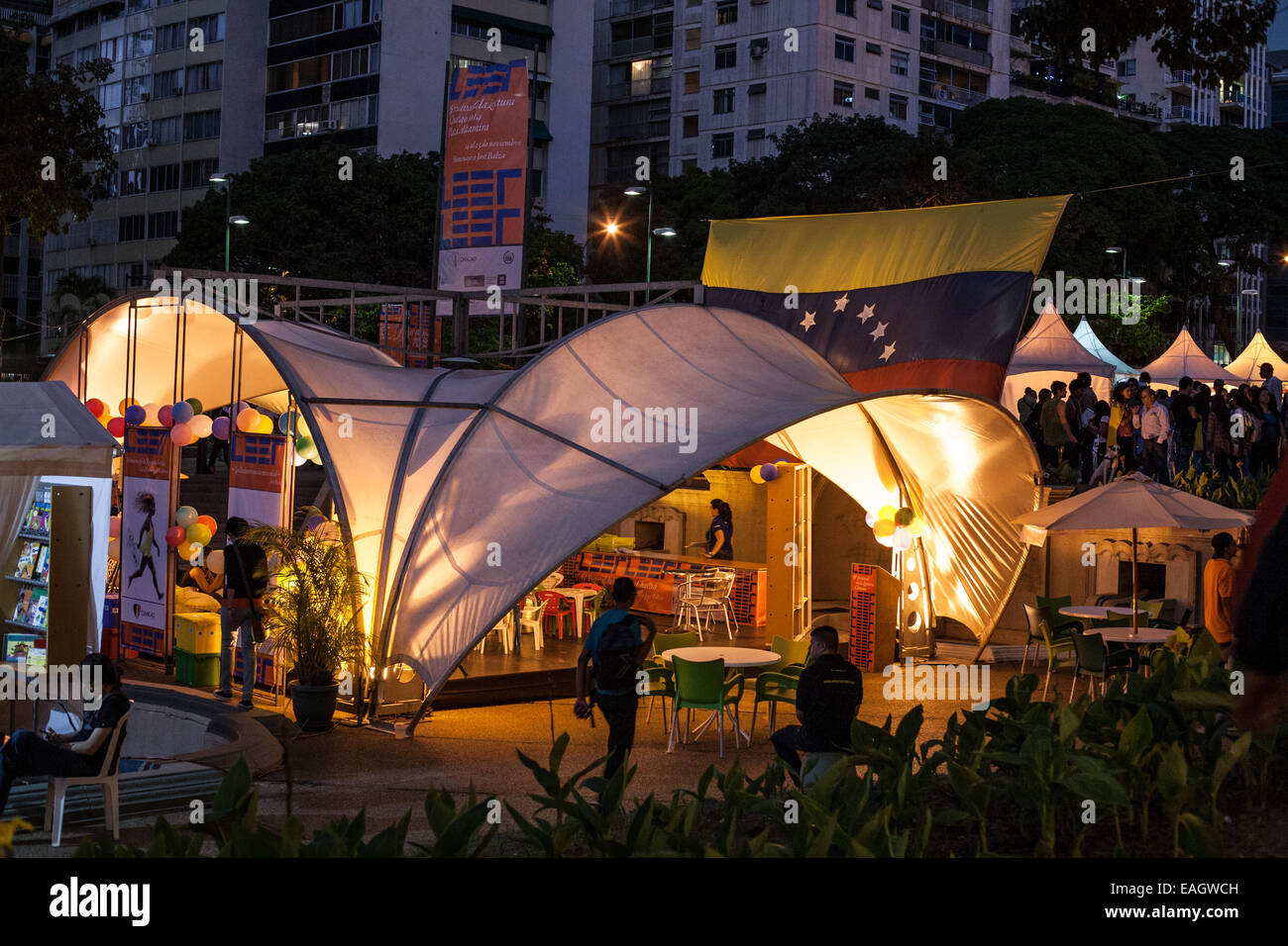 Caracas, Venezuela. 14. November 2014. Menschen besuchen das 6. Chacao Vortrag Festival in Chacao Gemeinde in Caracas, Venezuela, am 14. November 2014. Das Festival wurde von Chacaos Bürgermeisteramt, durch Chacao Kultur und venezolanischen Buch Kammer und mit der Teilnahme von mehr als 90 Verlage, laut Veranstalter statt. © Boris Vergara/Xinhua/Alamy Live-Nachrichten Stockfoto