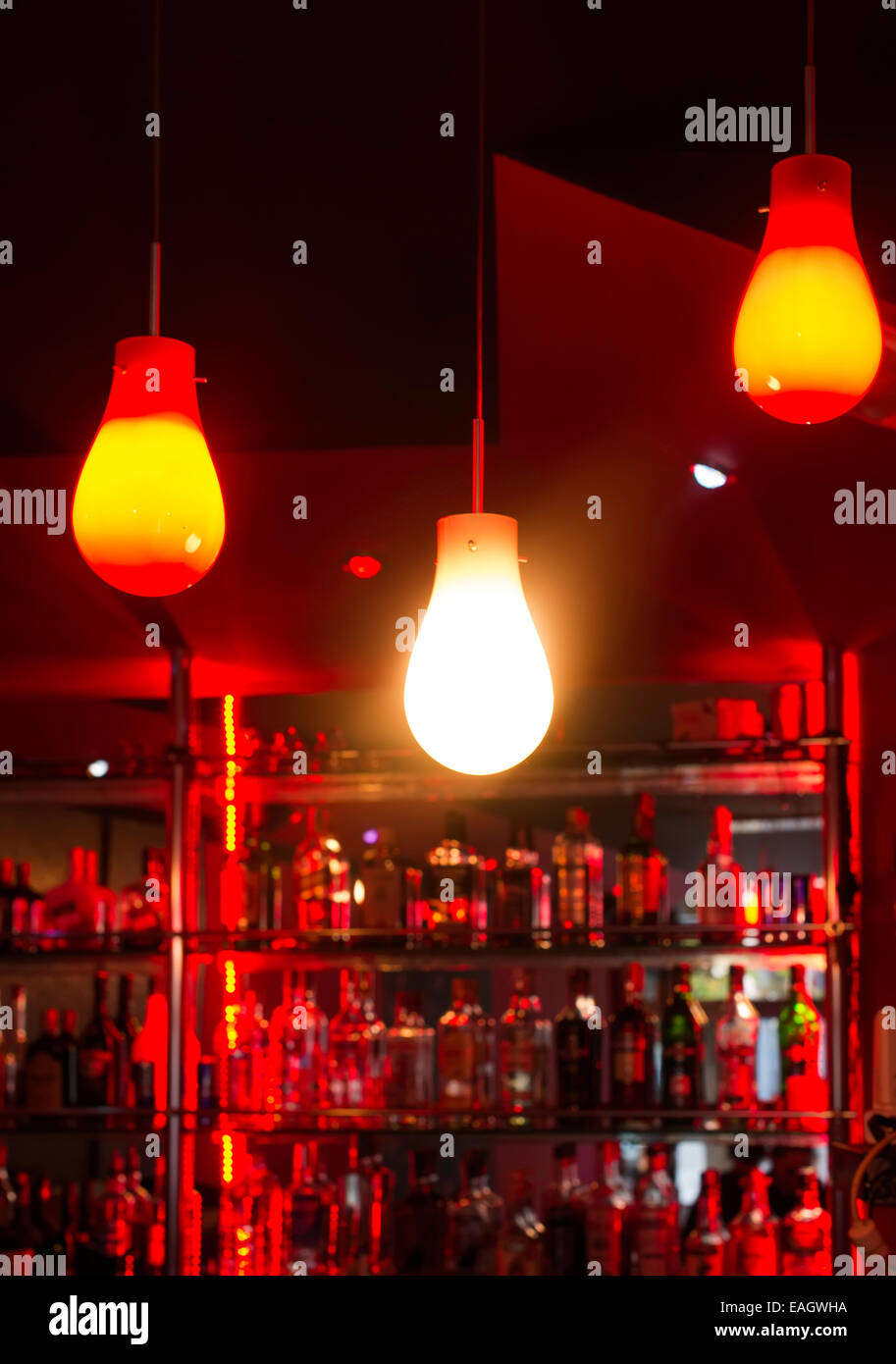 Lampen in eine Nachtbar. Rote Lichter Stockfoto