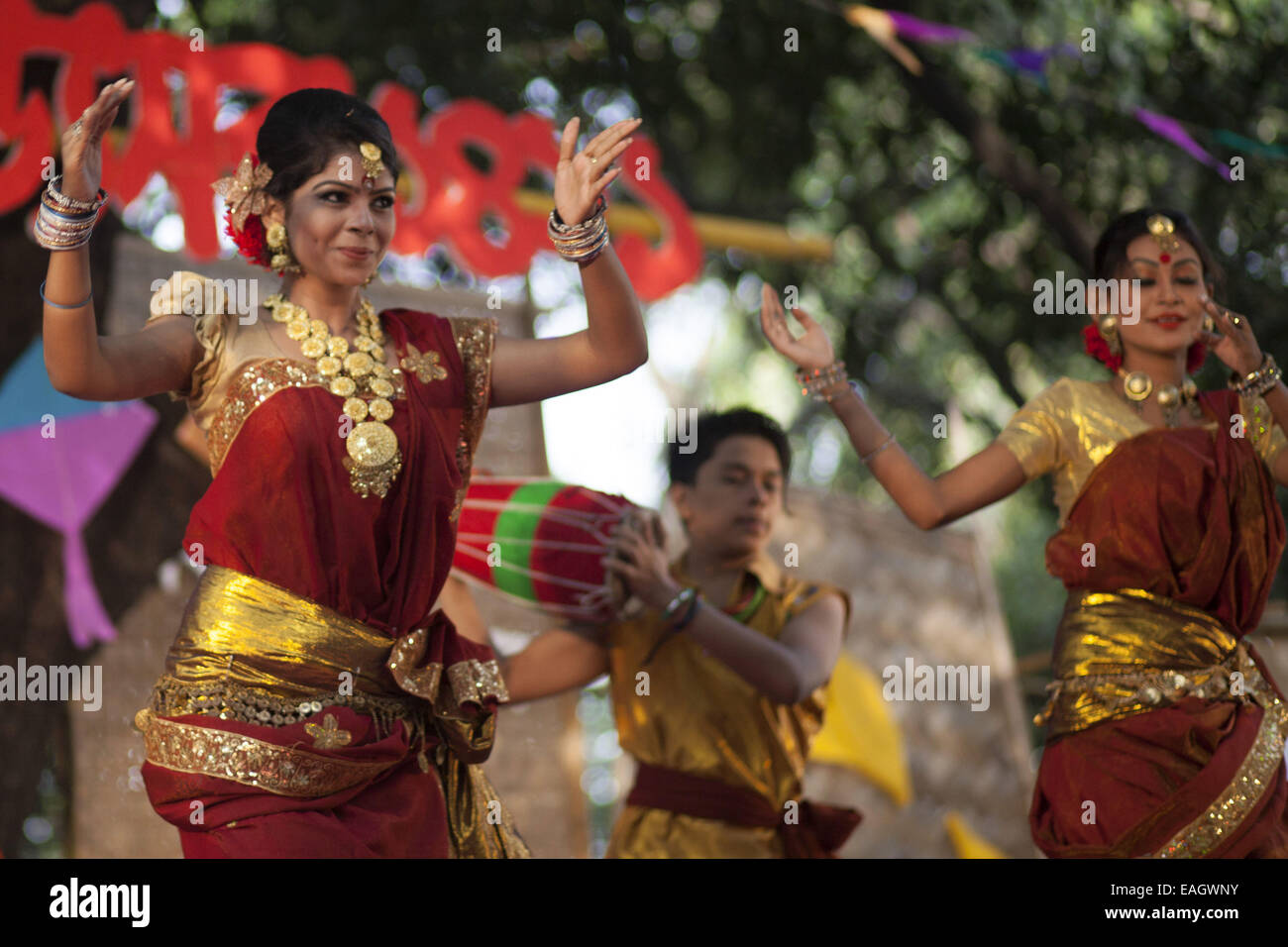 Dhaka, Bangladesch. 15. November 2014. Universität von Dhaka feiert Nabanno, ein traditionelles jährlichen Fest der Ernte der neuen Kennzeichnung. Hunderte von jungen und Mädchen, gekleidet in Tracht, ausgeführten Tänze und Lieder, dieses Erntedankfest zu feiern. Das Festival begann mit der Melodie Flöte gefolgt von Rezitationen, Tanz und Folk-Songs, vor allem Jari und Sari. Traditionelle Tänze werden durchgeführt. Bildnachweis: ZUMA Press, Inc./Alamy Live-Nachrichten Stockfoto