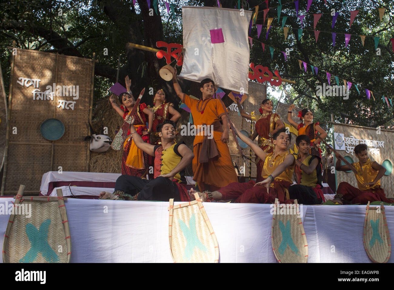 Dhaka, Bangladesch. 15. November 2014. Universität von Dhaka feiert Nabanno, ein traditionelles jährlichen Fest der Ernte der neuen Kennzeichnung. Hunderte von jungen und Mädchen, gekleidet in Tracht, ausgeführten Tänze und Lieder, dieses Erntedankfest zu feiern. Das Festival begann mit der Melodie Flöte gefolgt von Rezitationen, Tanz und Folk-Songs, vor allem Jari und Sari. Traditionelle Tänze werden durchgeführt. Bildnachweis: ZUMA Press, Inc./Alamy Live-Nachrichten Stockfoto