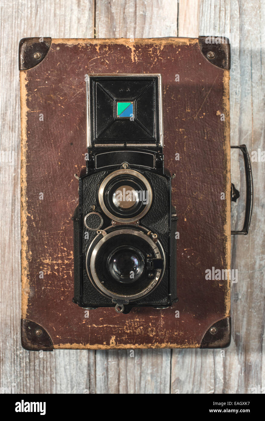 Vintage Foto-Kamera auf weißem Holz Hintergrund Stockfoto