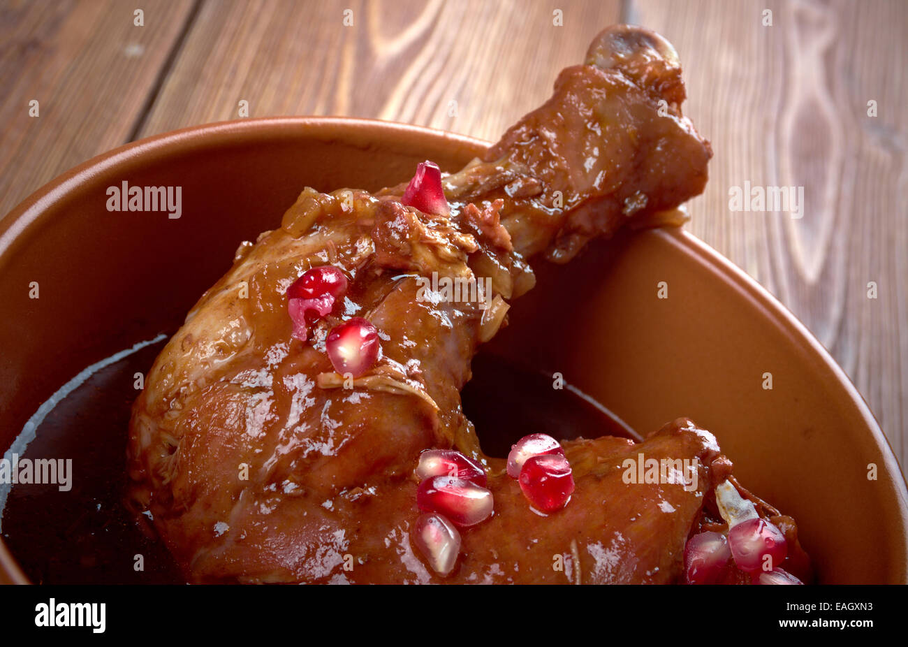 Fesenjan - Khorescht-e Fesenjān. Gericht in der persischen Küche. Herb-Eintopf aus Granatapfel-Sirup und gemahlenen Walnüsse Stockfoto