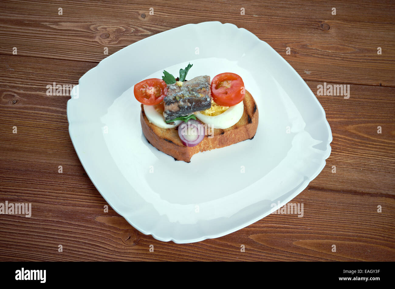 Nicoise Toast - sandwiches mit Eiern, Fisch und Cherry-Tomaten Stockfoto