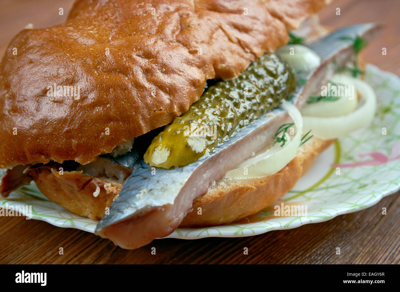Traditionellen holländischen Sandwich mit marinierten Hering und Gurken Stockfoto