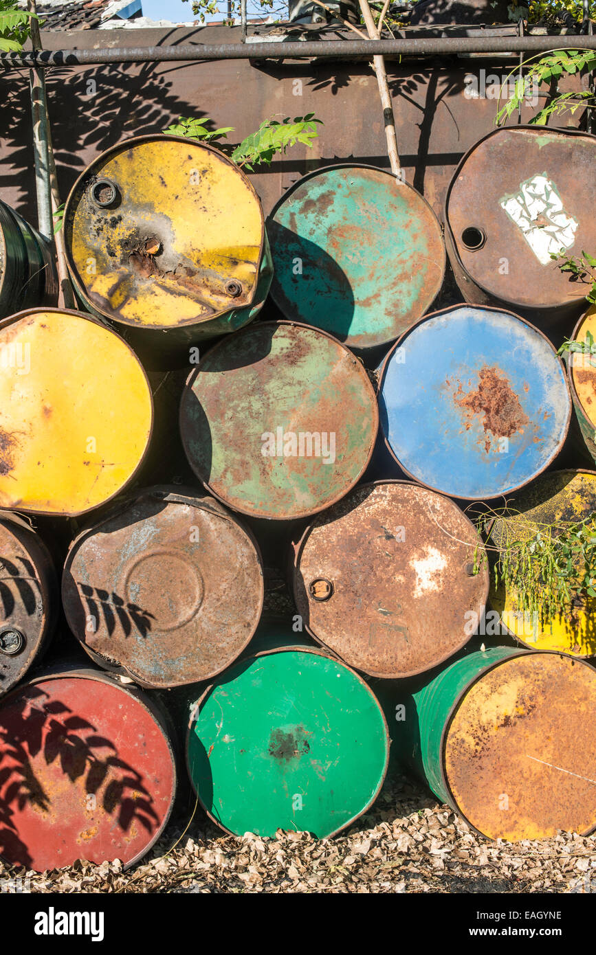Barrel Öl. Haufen von mehrfarbigen Fässer Stockfoto