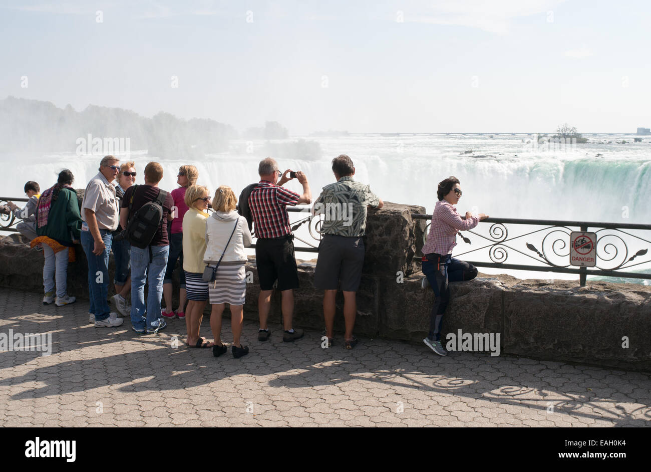 Besucher betrachten und fotografieren Horseshoe Falls, Niagara Falls, Ontario, Kanada Stockfoto