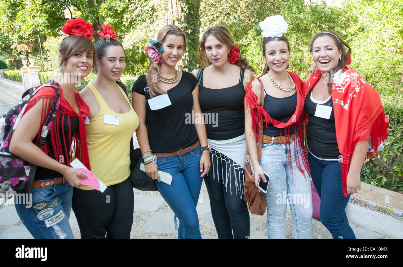 Eine Gruppe von hübschen Mädchen Studenten Studium Tourismus und Gastfreundschaft begrüßen Touristen in die Stadt, Sevilla, Spanien Stockfoto