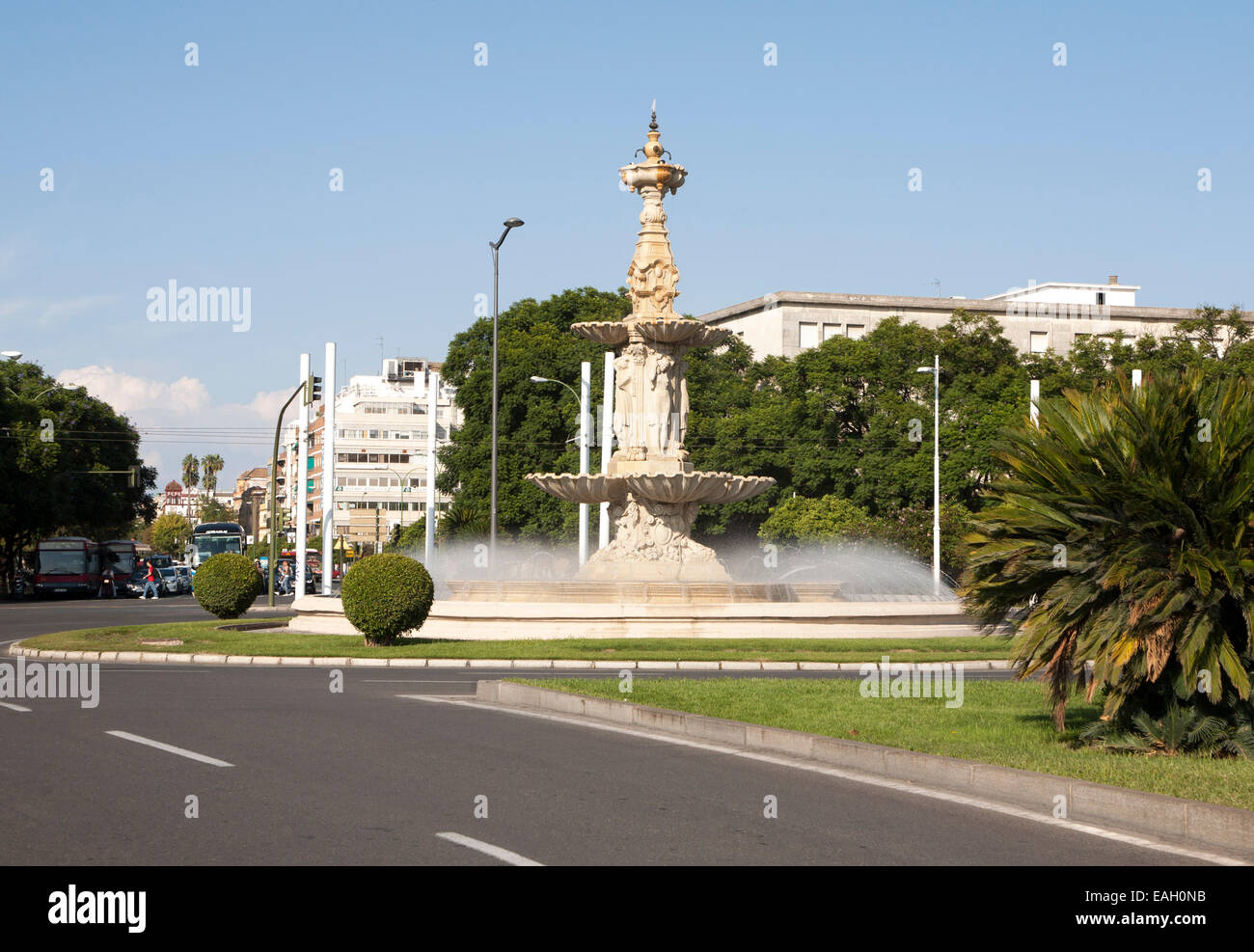 Brunnen und Skulpturen in einem Straße Kreisverkehr, Plaza de Don Juan de Austria, Sevilla, Spanien Stockfoto