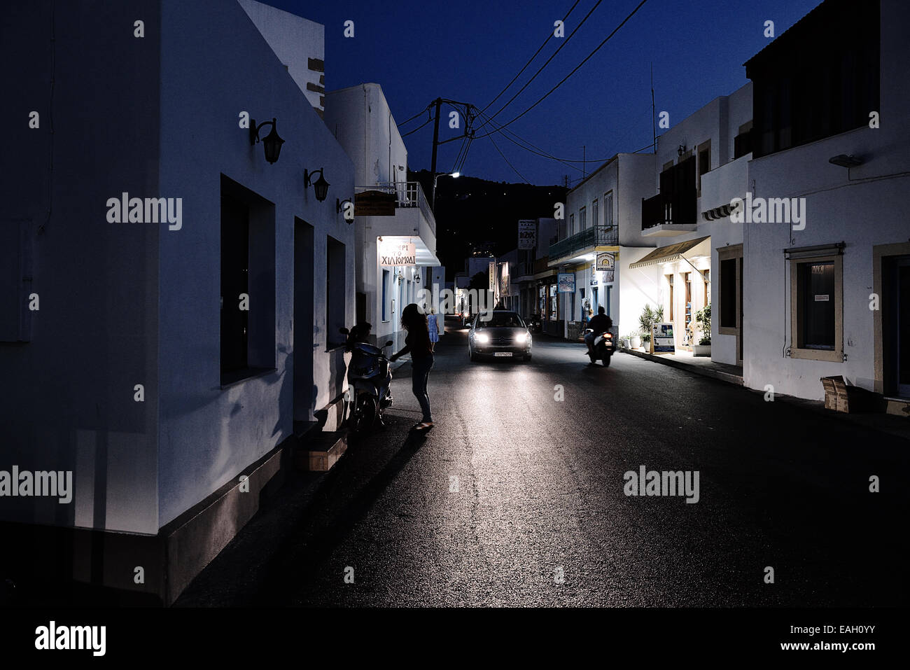 Nacht-Straßenszene in Skala Stadt in der griechischen Insel Patmos, Dodekanes Stockfoto