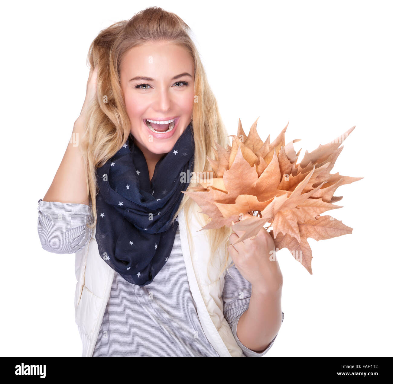 Porträt von schön fröhliches Mädchen mit trockenen Ahorn Blätter in der hand isolierten auf weißen Hintergrund, genießen schöne Herbst Strauß Stockfoto