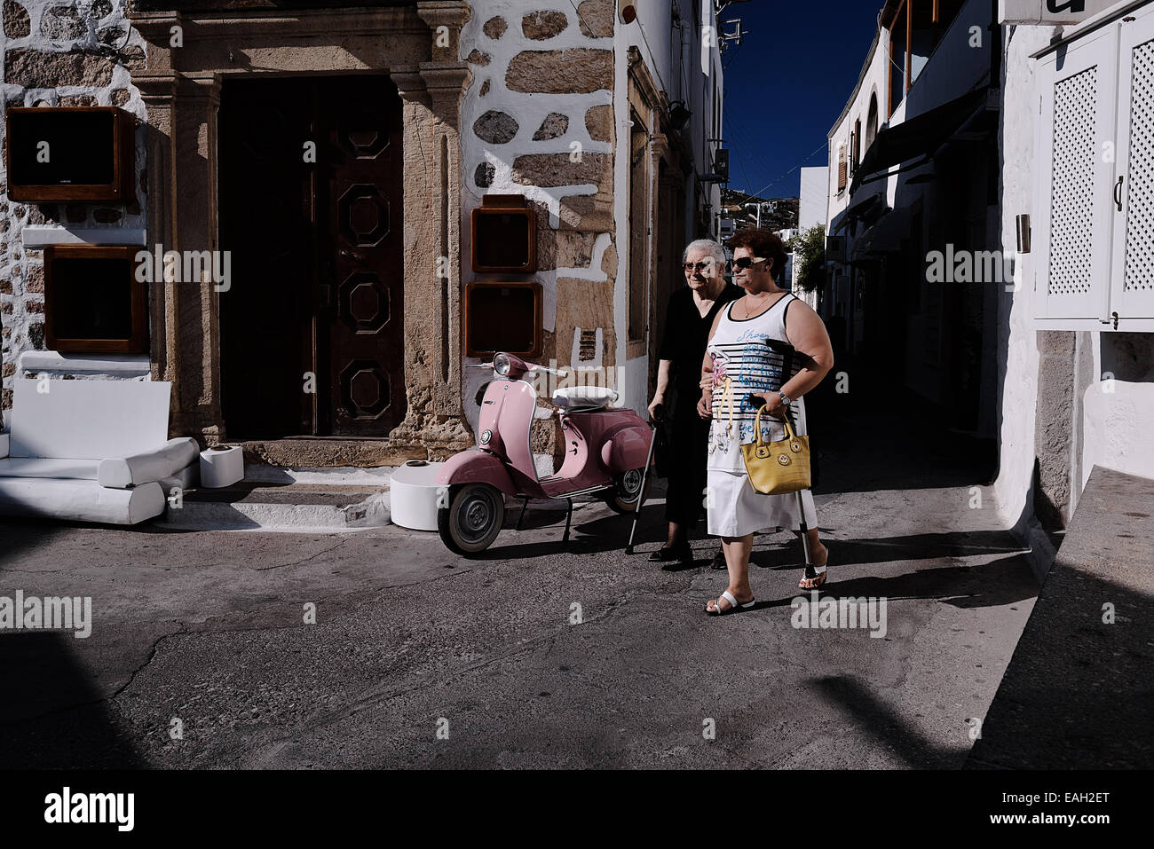 Straßenszene in der Skala Stadt in der ägäischen Insel Patmos, Griechenland Stockfoto