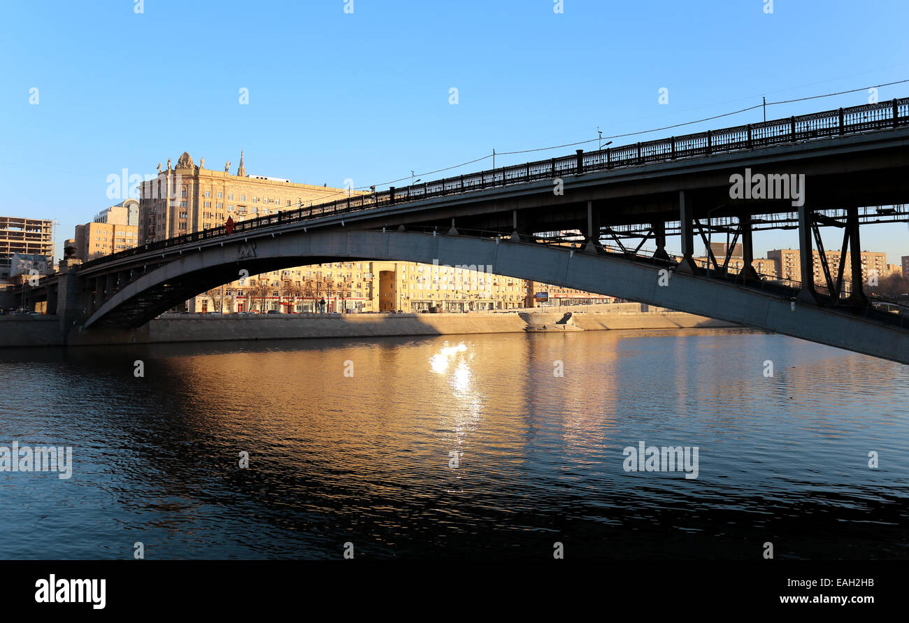 Metro Brücke in der Stadt von Moskau am Fluss Stockfoto