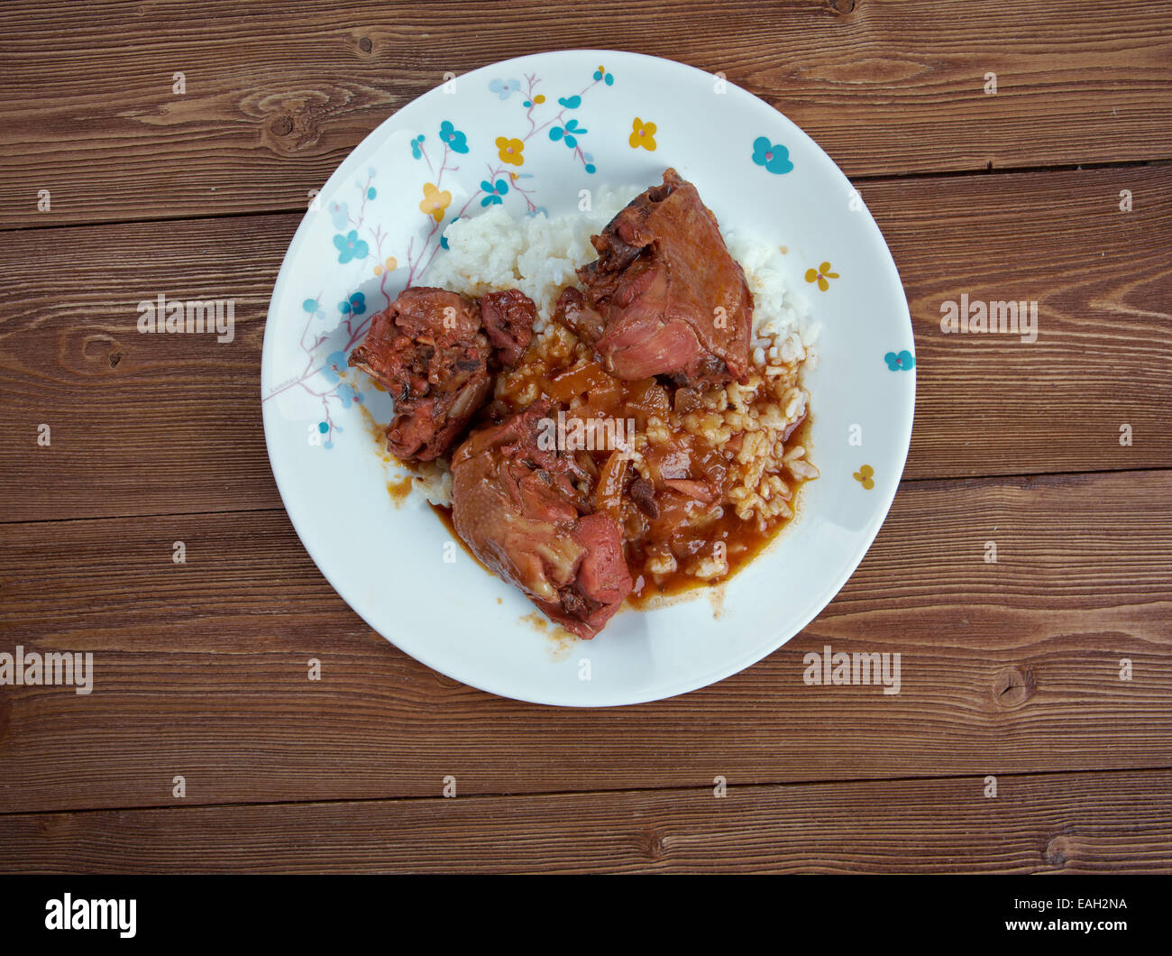 Fesenjan - Khorescht-e Fesenjān. Gericht in der persischen Küche. Herb-Eintopf aus Granatapfel-Sirup und gemahlenen Walnüsse Stockfoto