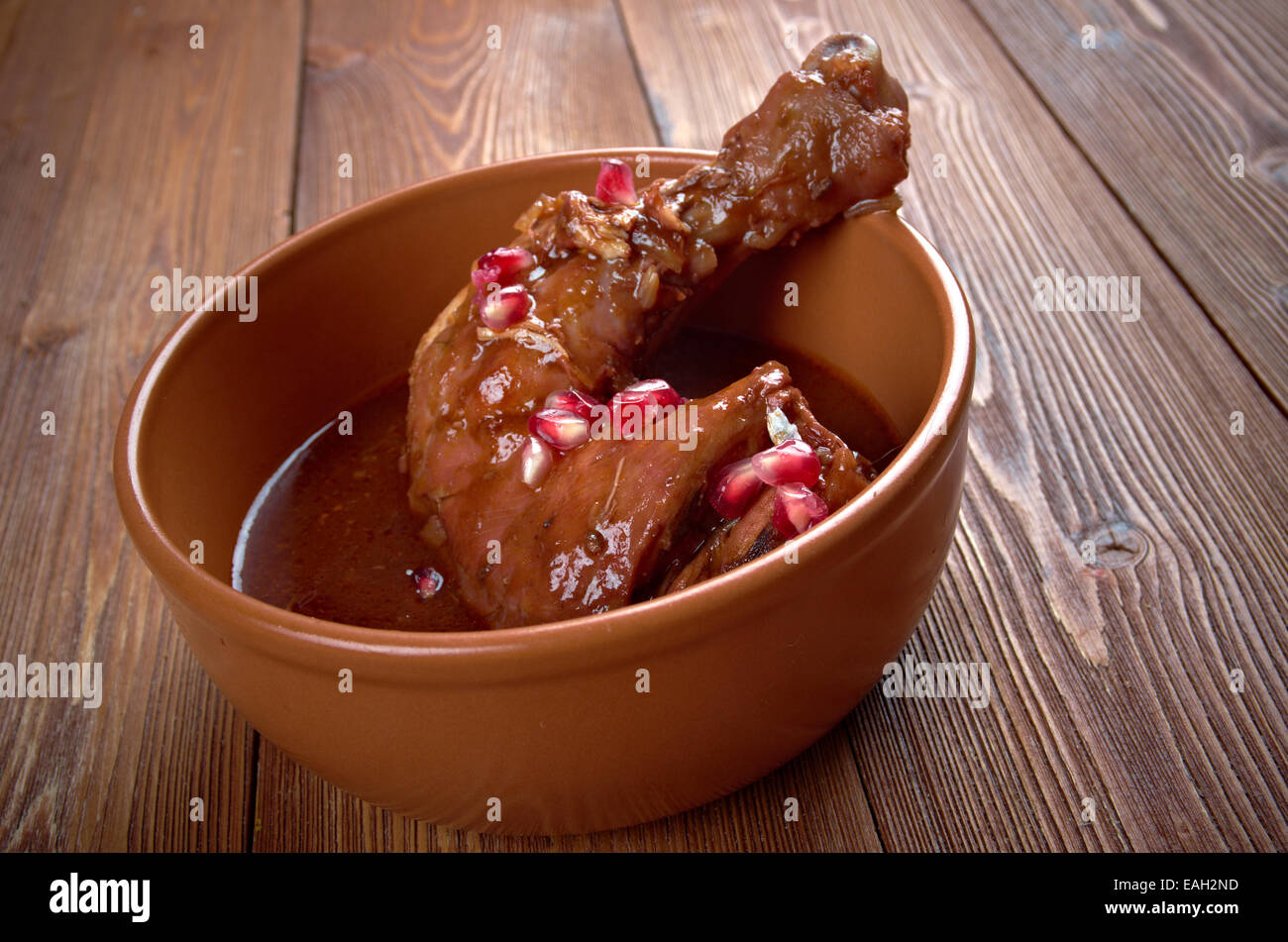Fesenjan - Khorescht-e Fesenjān. Gericht in der persischen Küche. Herb-Eintopf aus Granatapfel-Sirup und gemahlenen Walnüsse Stockfoto