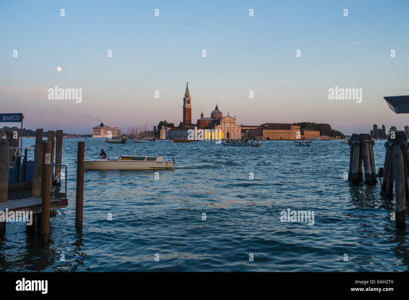Kreuzfahrtschiff MSC Fantasia, Insel San Giorgio Maggiore in Venedig bei Sonnenuntergang, Venedig, Venetien, Italien Stockfoto