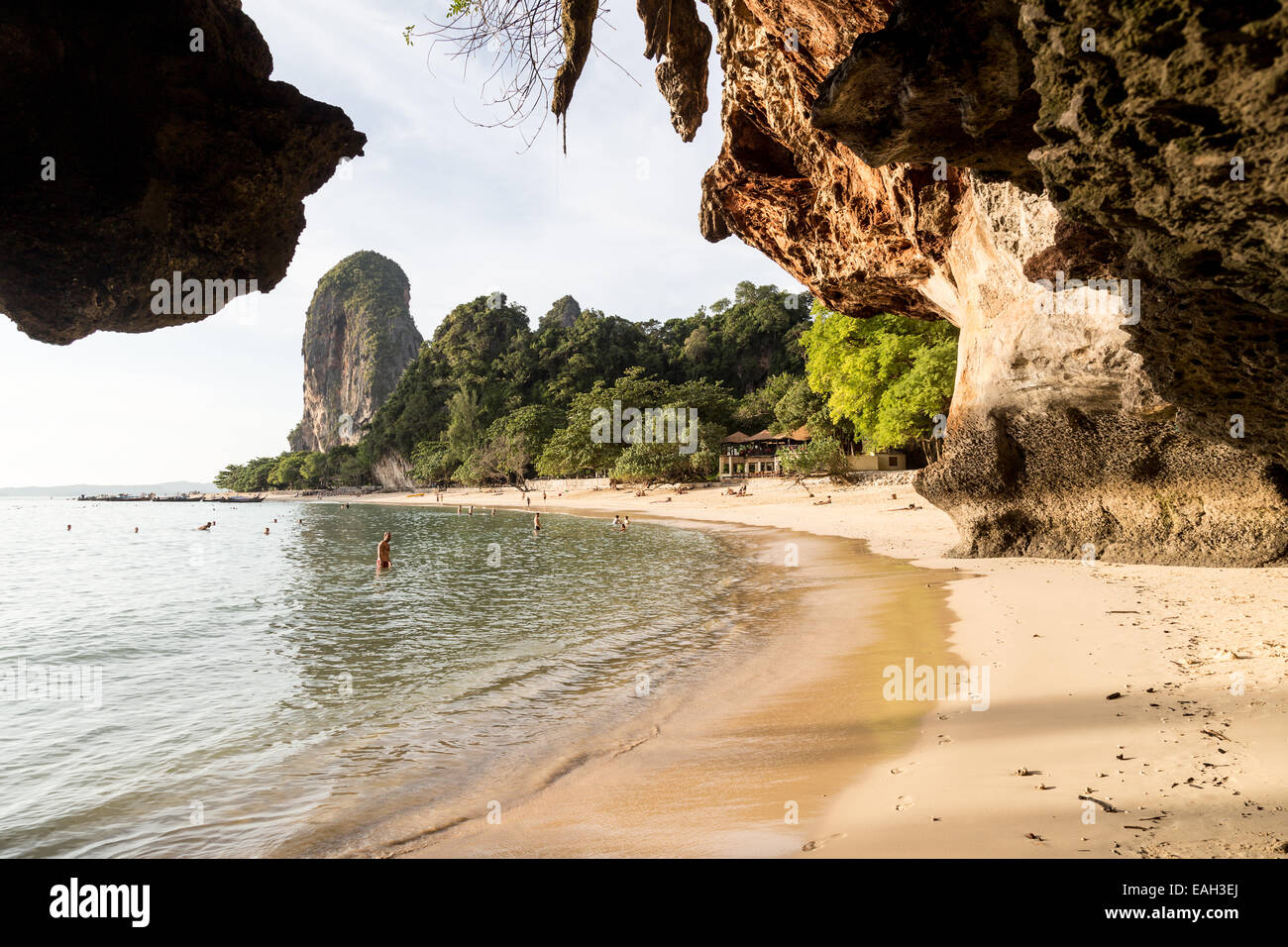 Ein Blick von der Prinzessin Höhle am Phra Nang Beach in der Nähe von Ao Nang, Krabi Provinz, Thailand. Stockfoto