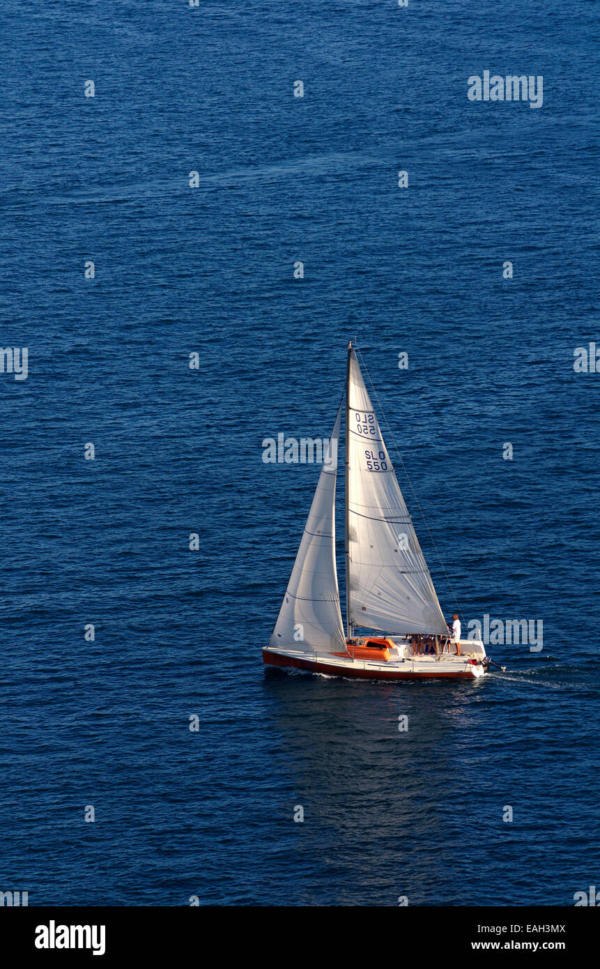 Segeln Yacht Cruiser/Racer Segeln nahe geschleppt. Stockfoto