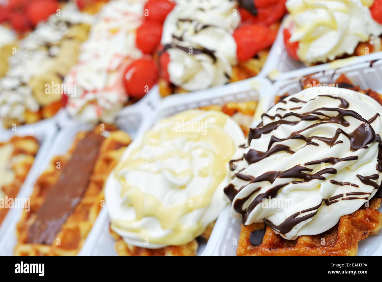 Frische Brüsseler Waffeln oder Gaufres mit frischer Sahne und Früchte sind eines belgischen Attraktionen für Touristen Stockfoto