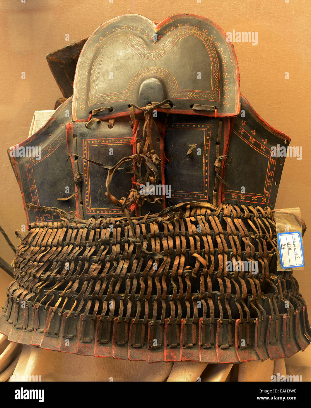 (141115)--LHASA, 15. November 2014 (Xinhua)--Foto auf hergestellt 15. November 2014 zeigt eine Rüstung aus Yak Leder an Yak Museum of Tibet in Lhasa, der Hauptstadt von Südwesten Chinas Tibet autonome Region. Jak Museum von Tibet, das erste Yak-themed Museum der Welt, für das Publikum hier am Samstag geöffnet. (Xinhua/Chogo) (Wjq) Stockfoto