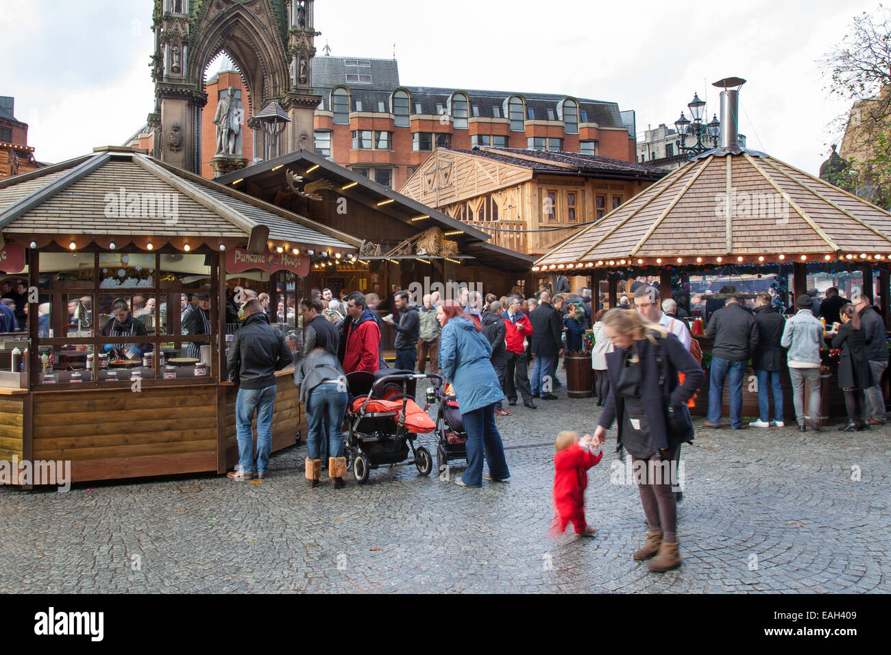 Händler Manchester UK, 20. November 2014. Erweiterungen zu Weihnachten Spinning Felder Weihnachtsmarkt Festliche saisonale Verkaufsstände sind jetzt in der 1. Avenue, Spinning Felder & Bridge Street installiert wurde als die größte, die jemals Dickensian Festival, das überhaupt in der Stadt zu Handel, bereitet sich auf ein ereignisreiches Wochenende. Dieser Markt hat sich Manchester City Centre fest auf die Weihnachten Szene - der Weihnachtsmarkt hat nicht nur eine fabelhafte geworden Ort zum Einkaufen, sondern auch ein sehr beliebtes Reiseziel in seinem eigenen Recht. Stockfoto