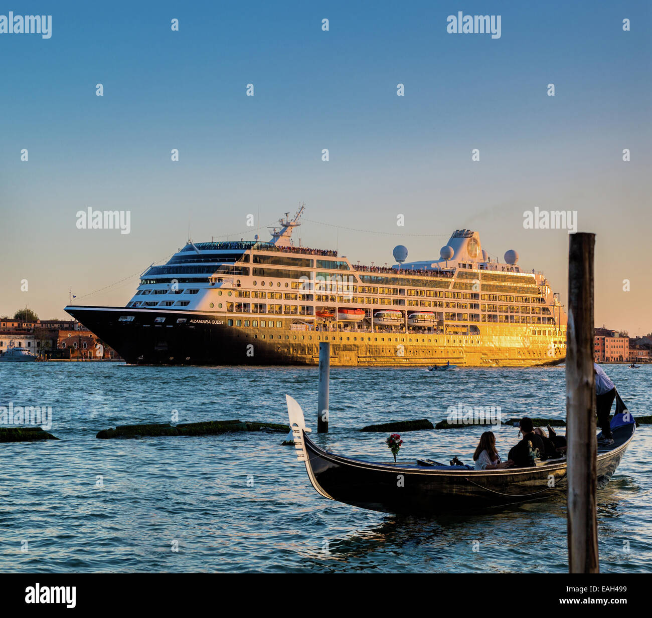 Kreuzfahrtschiff AZAMAR QUEST verlassen Venedig bei Sonnenuntergang Stockfoto