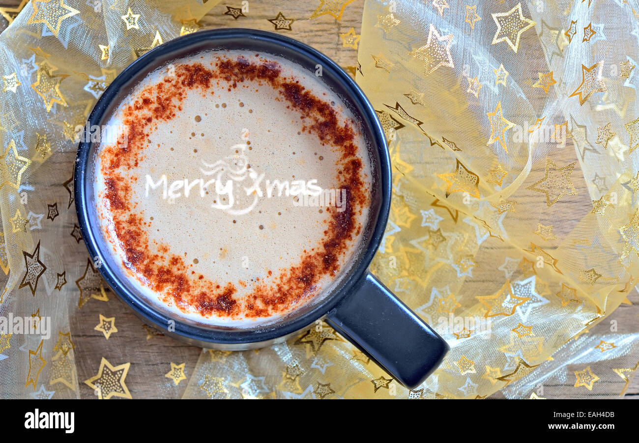 Frohe Weihnachten, gestützt auf Latte Art Kaffee Tasse, Ansicht von oben Stockfoto