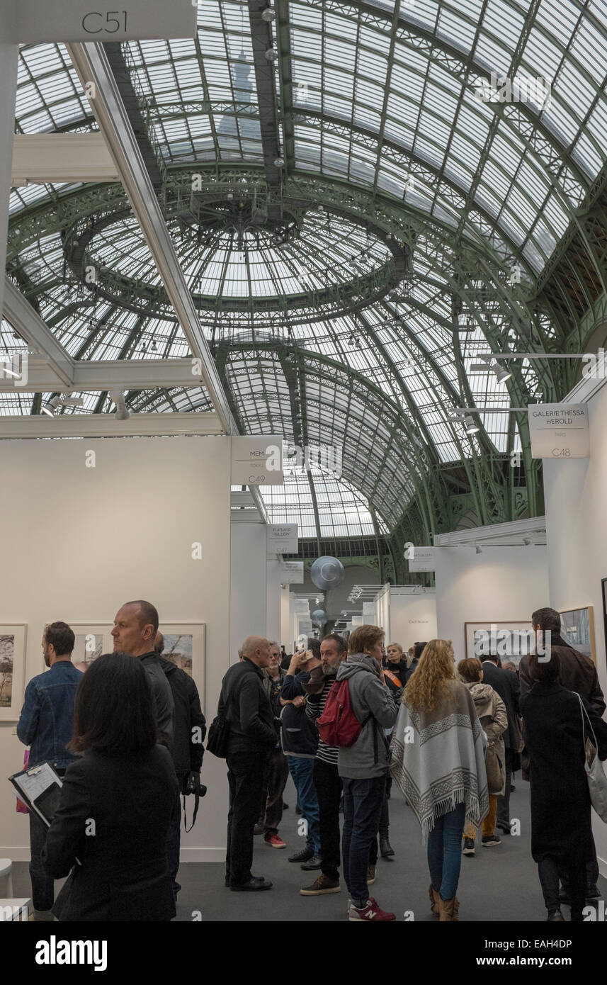 Besucher, die Anzeige von Bildern auf der Paris Photo 2014 Stockfoto