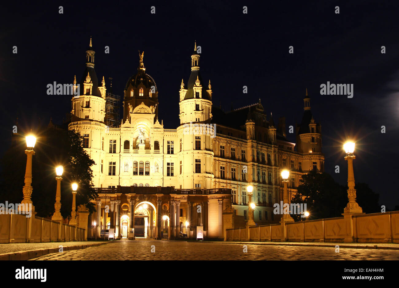 Schweriner Schloss (Schweriner Schloss) in der Nacht, Staat Mecklenburg-Vorpommern, Deutschland Stockfoto