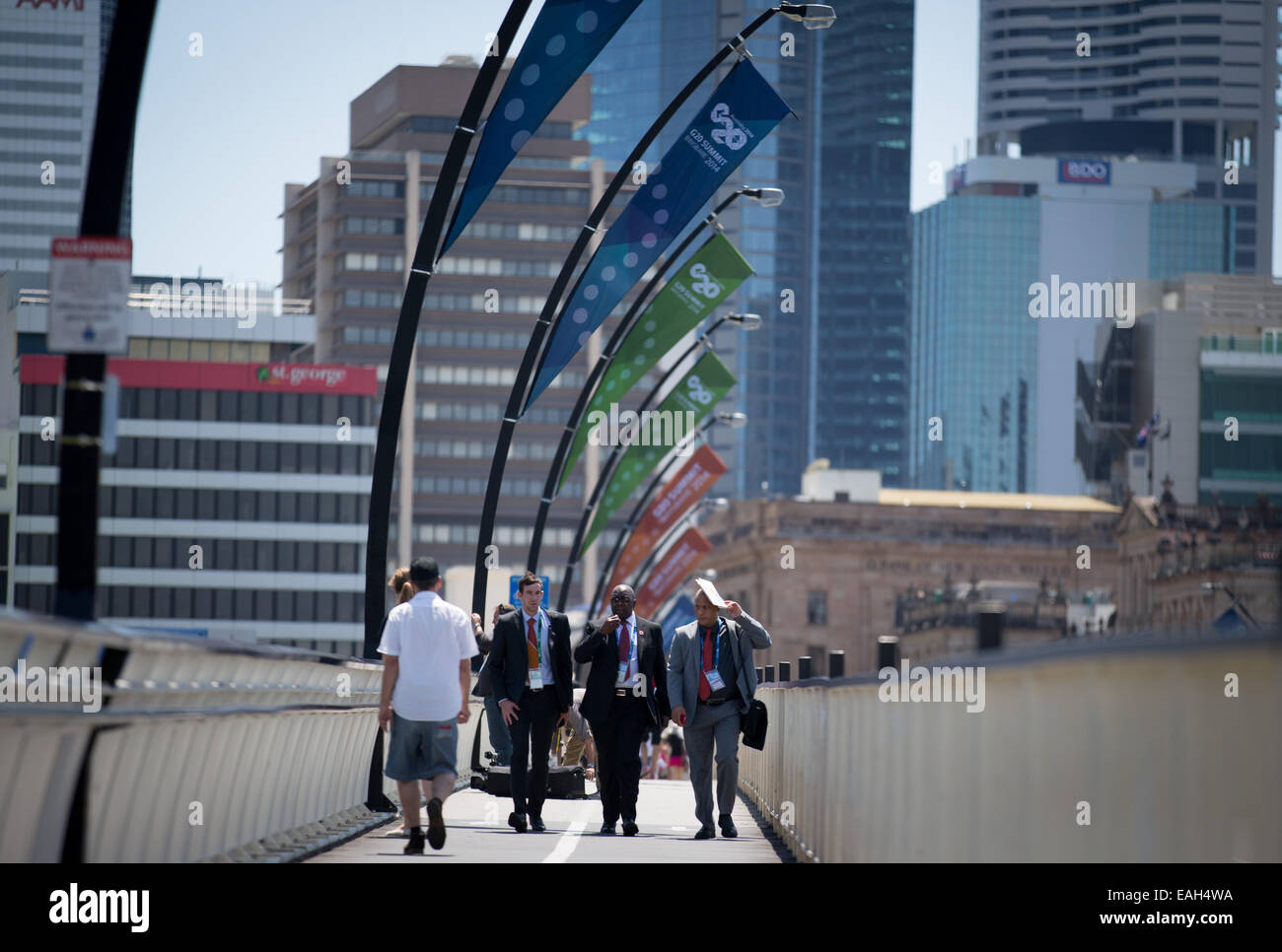 Brisbane, Australien. 15. November 2014. Teilnehmer des G20-Gipfels in Brisbane, Australien, 15. November 2014 zu gelangen. Brisbane ist das Zentrum der Weltpolitik bis 16. November 2014. Der Gipfel soll Wachstum und Beschäftigung weltweit zu fördern. Regierungschefs diskutieren auch den Kampf gegen den Terror Miliz ist als auch die Ebola-Epidemie. Foto: KAY NIETFELD/Dpa/Alamy Live News Stockfoto