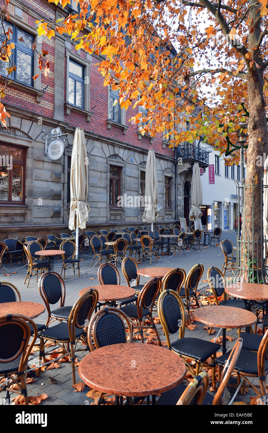 Leere Straßencafé am Morgen im Herbst Stockfoto