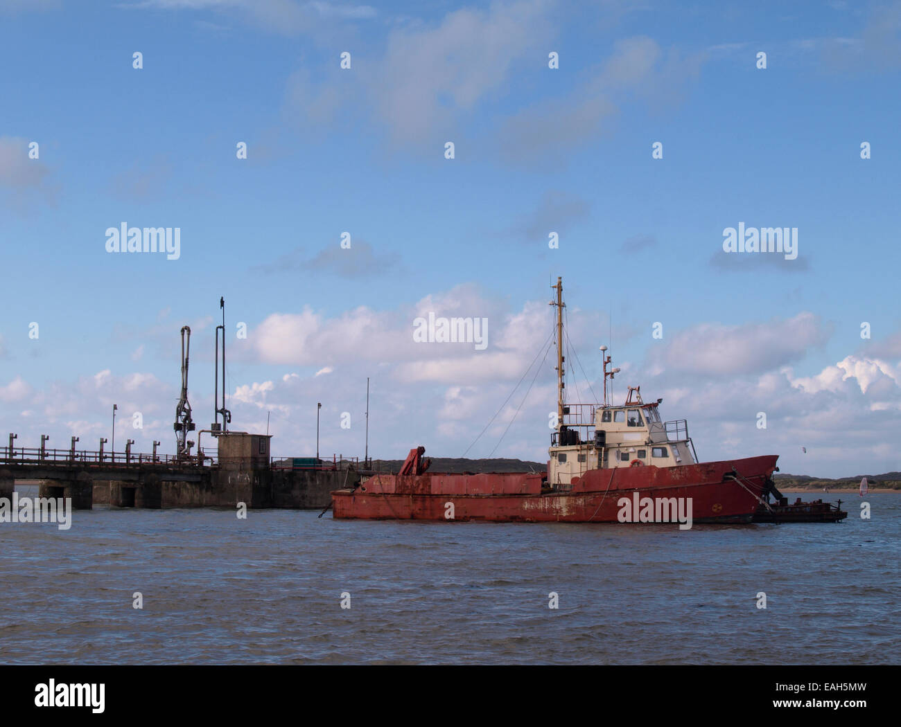 Industriearbeit Boot ankern neben Pier, Yelland, Instow, Devon, UK Stockfoto
