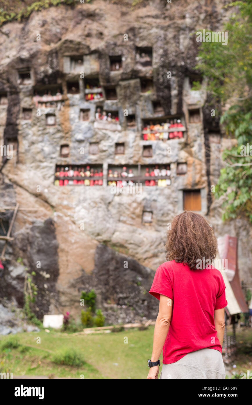 Touristen besuchen die Grabstätte von Londa in Tana Toraja, Süd-Sulawesi, Indonesien, wo Särge in Höhlen liegen in geschnitzt Stockfoto