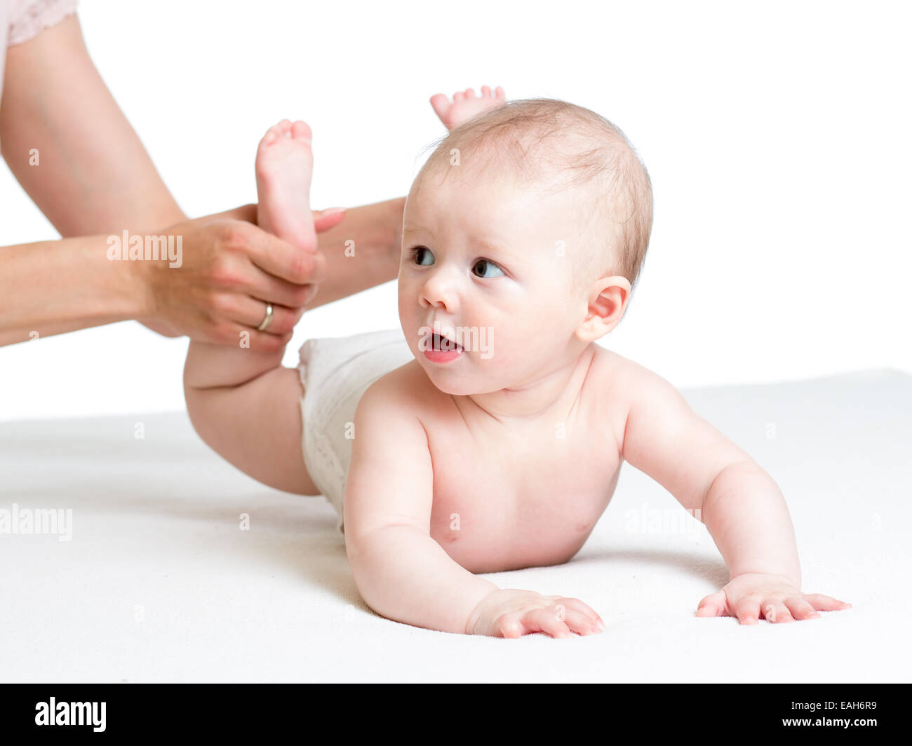 Baby-Massage. Mutter Beine massieren Kind Stockfoto