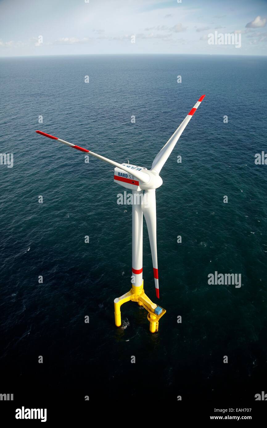 Offshore-Windkraftanlage BARD 5.0 installiert auf den Offshore-Windpark Bard Offshore 1 in die deutschen Verderbnis 13. September 2010 in der Nordsee. Stockfoto