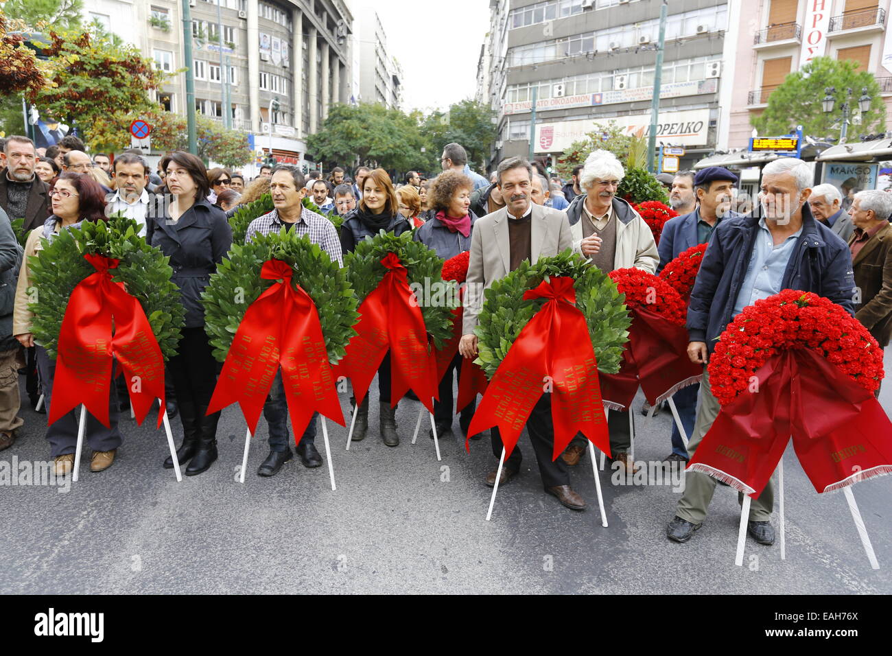 Athen, Griechenland. 15. November 2014. Bauarbeiter marschieren mit roten Kränze, am Polytechnikum in Athen. Der erste Tag des Gedenkens an die 41. Jahrestag des Polytechnikum Athen Aufstands von 1973 sah Menschen legen Blumen am Polytechnikum Athen, merken die Menschen getötet und verletzt in den Aufstand. © Michael Debets/Pacific Press/Alamy Live-Nachrichten Stockfoto