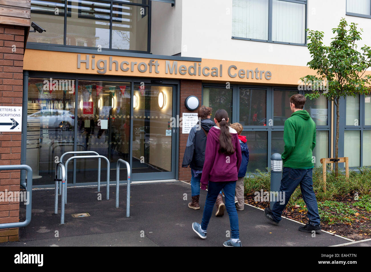 High Street, Arnold, Nottingham, Großbritannien 15. November 2014. Highcroft Medical Center ist geöffnet Samstag und Sonntag für Bluttests ehemalige Patienten der suspendierten Nottingham Zahnarzt Desmond D'Mello. NHS England richten Sie die Drop-in-Klinik und Hotline nach der Ankündigung des lokalen Zahnarztes hatte wegen Nichtumsetzung der OP-Handschuhe ändern oder sterilisieren Ausrüstung zwischen Patienten ausgesetzt worden.  Mehr als 1.000 Menschen gemeldet werden, um die Drop-in-Klinik besucht haben, in den ersten 2 Tagen und mehr als 2.000 Menschen rief die Hotline. Bildnachweis: Mark Richardson/Alamy Live-Nachrichten Stockfoto High Street, Arnold, Nottingham, Großbritannien 15. November 2014. Highcroft Medical Center ist geöffnet Samstag und Sonntag für Bluttests ehemalige Patienten der suspendierten Nottingham Zahnarzt Desmond D'Mello. NHS England richten Sie die Drop-in-Klinik und Hotline nach der Ankündigung des lokalen Zahnarztes hatte wegen Nichtumsetzung der OP-Handschuhe ändern oder sterilisieren Ausrüstung zwischen Patienten ausgesetzt worden.  Mehr als 1.000 Menschen gemeldet werden, um die Drop-in-Klinik besucht haben, in den ersten 2 Tagen und mehr als 2.000 Menschen rief die Hotline. Bildnachweis: Mark Richardson/Alamy Live-Nachrichten Stockfoto