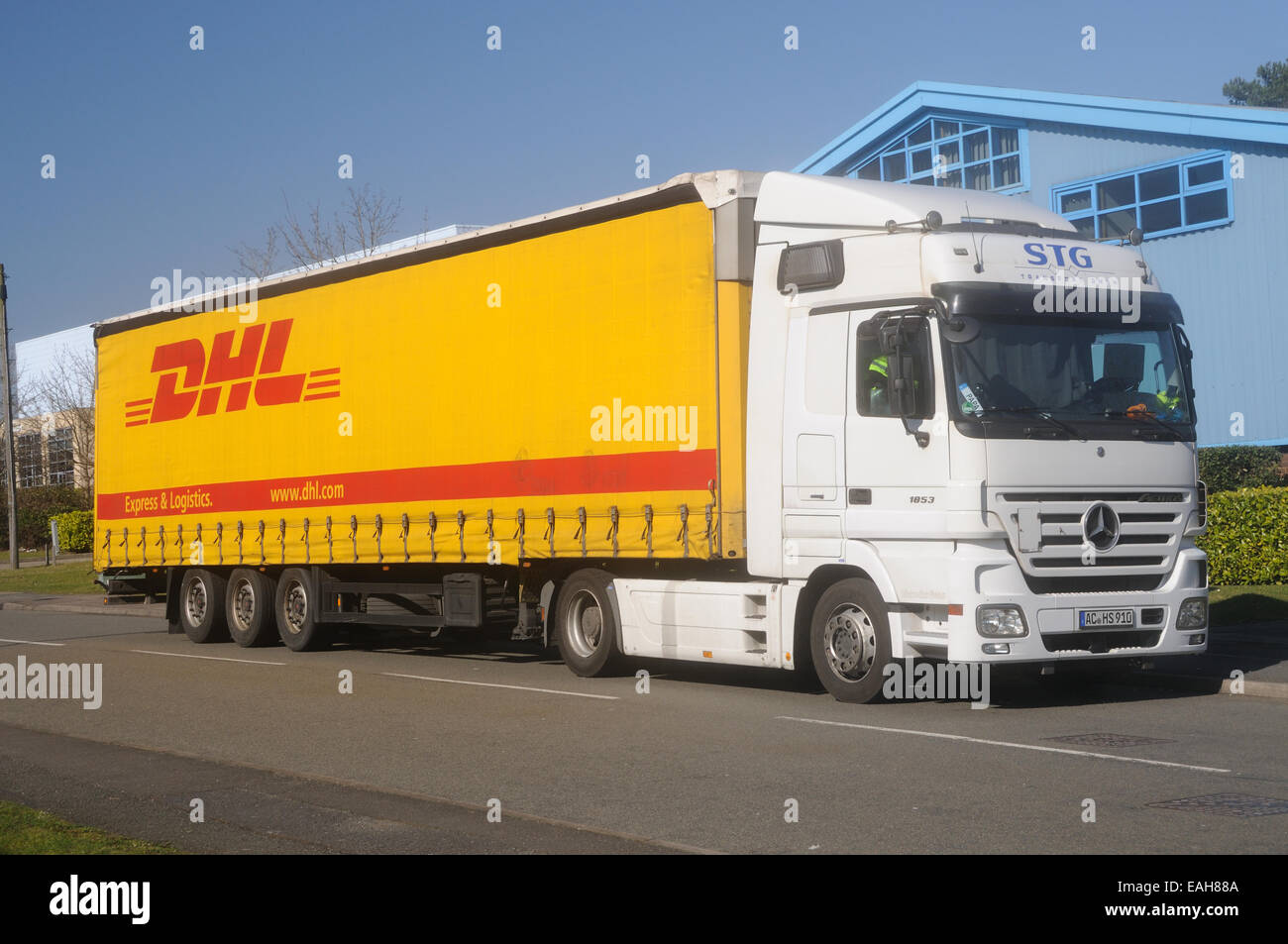 Ein Mercedes Actros 1853 Zugmaschine und Anhänger in den Farben der deutschen Fluggesellschaft STG (DHL) in Leicester, Leicestershire, England Stockfoto