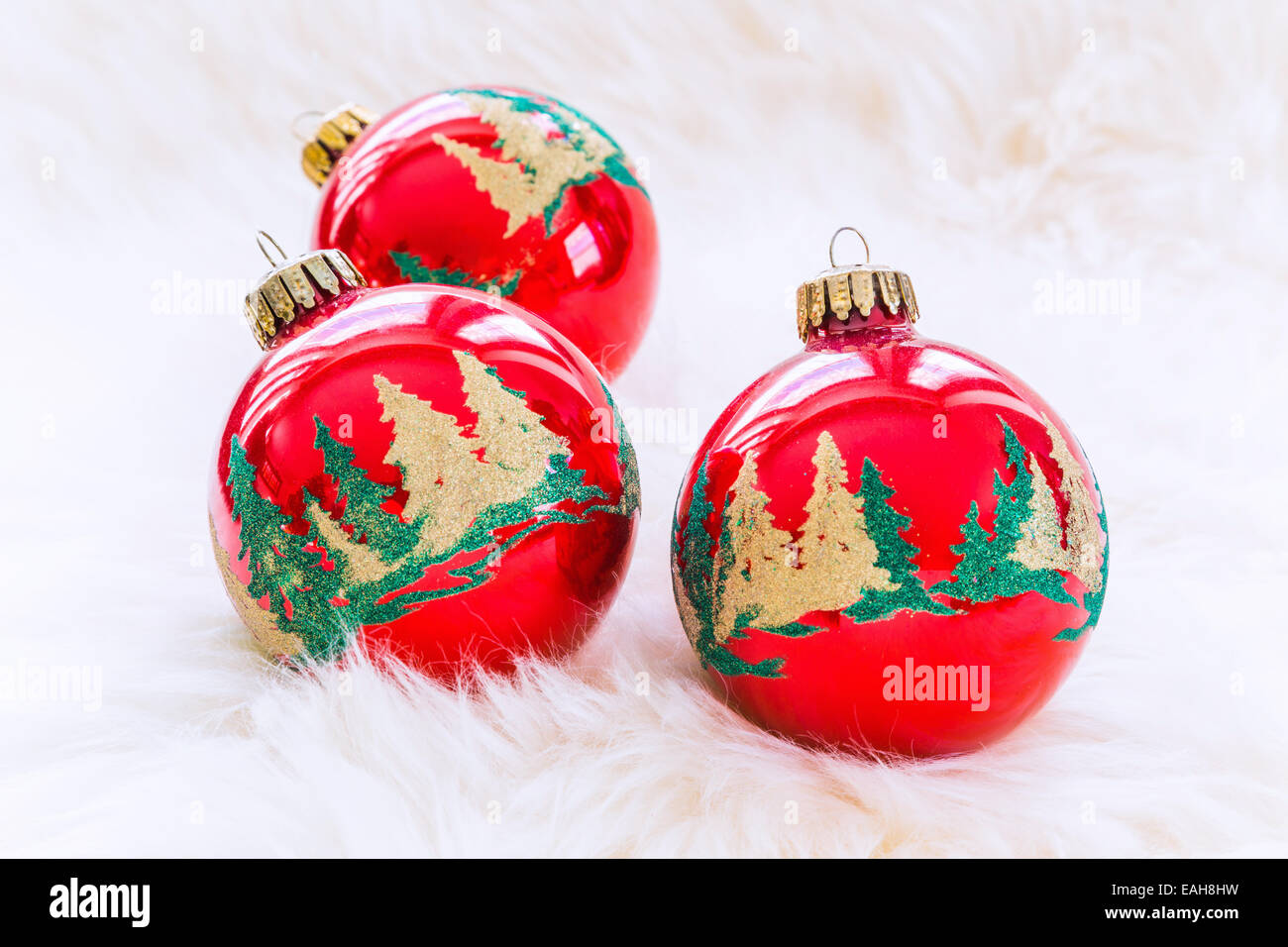 Rote Glas Christbaumschmuck in dem Hintergrund einer weichen weißen Fell. Stockfoto