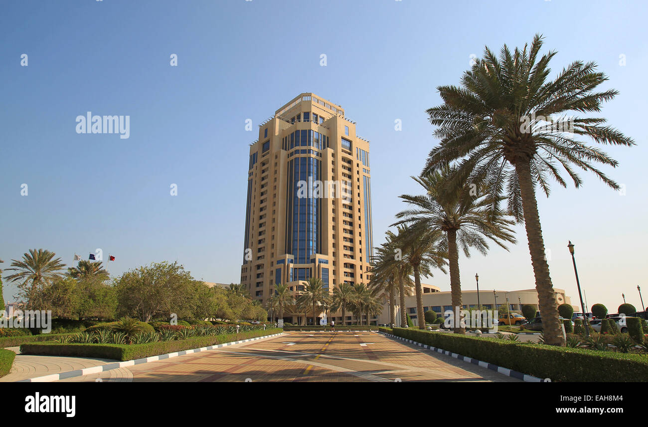 Der allgemeine Blick hinauf zum Eingang des Hotels Ritz-Carlton, Doha, Katar Stockfoto